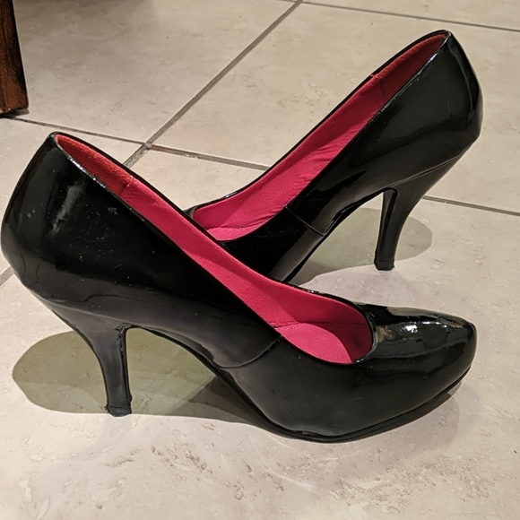 Unlisted/Kenneth Cole Black High Heels - Picture 4 of 4